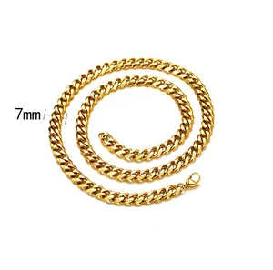 Gedetailleerde close-up van de 7mm vergulde Cubaanse schakelketting met karabijnsluiting