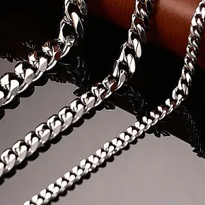 Dettaglio di tre catene a maglia cubana in argento lucido di diverse larghezze