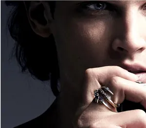 Detalle de un anillo vintage con garra de águila usado por un modelo masculino en estudio