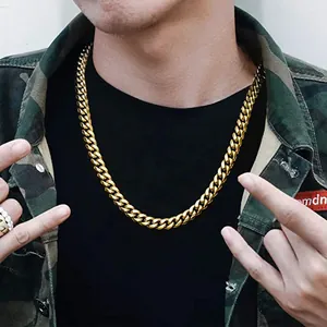 Detailopname van een gepolijste gouden Cubaanse ketting gedragen in streetwear-stijl