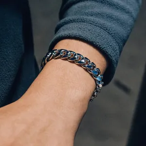 Dettaglio di un bracciale a catena cubana in argento lucido al polso con stile moderno