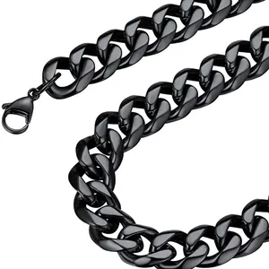 Detailopname van een zwarte Cubaanse schakelketting met karabijnsluiting en metalen glans