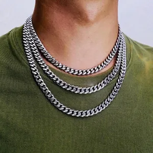 Dettaglio della collana tripla a maglia cubana argento lucido indossata dal modello