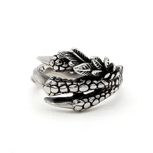 Detalle del anillo de garra de dragón en plata vintage con textura de escamas estilo punk