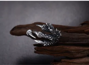 Vista detallada del anillo de garra de dragón punk con acabado de plata antigua