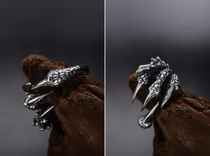 Makroaufnahme der antiken silbernen Drachenkralle-Ring mit detaillierten Schuppen und Textur