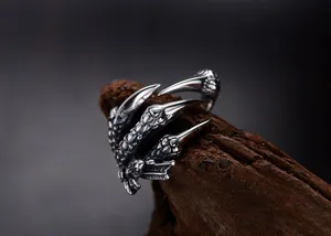Detalle del anillo de garra de águila plateado vintage con textura gótica de escamas