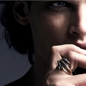 Anillo garra de dragón plata antigua para hombre estilo rock gótico usado en el dedo