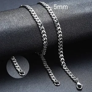 Dettaglio macro della catena cubana argento 5mm con chiusura a moschettone e maglie
