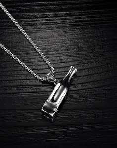 Nahaufnahme eines polierten silbernen Flaschenpfeifenanhängers an einer Metallkette