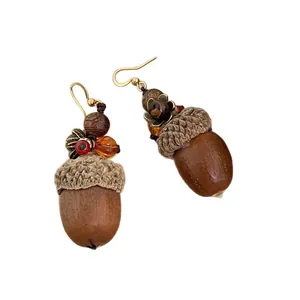 Boucles d'oreilles vintage en forme de gland avec perles en bois et crochets dorés