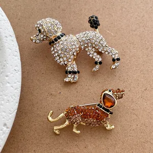 Exquise Broche Chien en Alliage avec Strass Mignon Caniche Teckel Broches en Cristal Incrusté pour Femmes Costume Pull Bijoux de Mode Cadeau