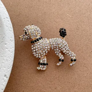 Exquise broche caniche plaquée or ornée de strass brillants pour vestes et sacs
