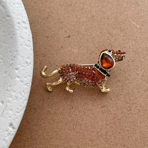 Détail macro d'une broche teckel avec strass ambrés et pierre taillée en poire