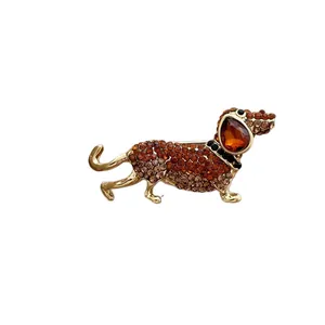 Broche teckel exquise avec strass ambrés et alliage doré pour costumes et pulls élégants
