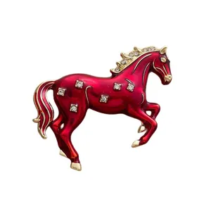 Broche élégante cheval au galop en émail rouge avec dorure et cristaux brillants