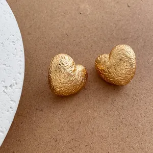 Orecchini a cuore vintage dorati con finitura martellata e stile minimalista francese