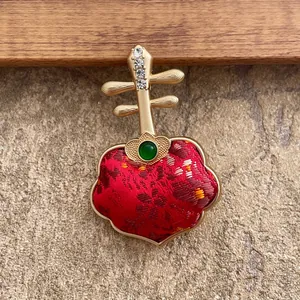 Squisita spilla in stile cinese con ricamo in seta rossa e pietra preziosa verde