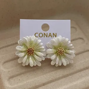 Schicke weiße Gänseblümchen-Ohrstecker mit glitzernden Blütenblättern und gelber Mitte