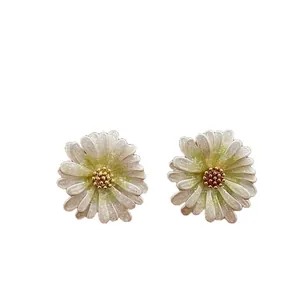 Sommerliche Gänseblümchen-Ohrstecker mit weißen Blütenblättern und gelber Mitte in Gold