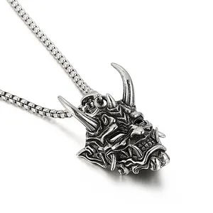 Macro zijaanzicht van vintage roestvrijstalen Oni demonenmasker hanger met ketting