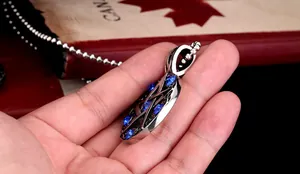 Detail eines Vintage-Pentagramm-Anhängers aus Stahl mit blauen Kristallen an Perlenkette