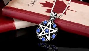 Makroaufnahme von Silber-Pentagramm-Anhänger mit blauen Steinen auf Canada Buch