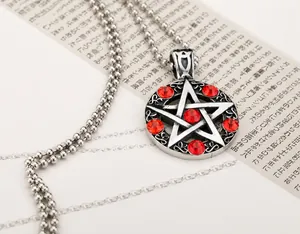 Retro-Gothic Pentagramm-Anhänger mit roten Strasssteinen an einer Vintage-Kugelkette