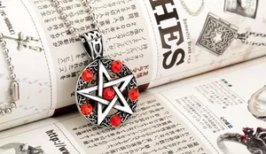 Detailaufnahme des Retro-Pentagramm-Anhängers mit roten Strasssteinen an einer Kugelkette