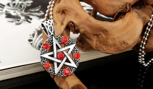Detailansicht des Vintage-Pentagramm-Anhängers mit roten Strasssteinen und Kugel kette