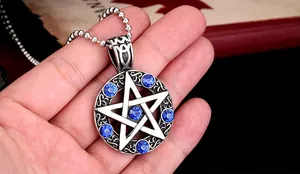 Detailaufnahme der silbernen Pentagramm-Halskette mit blauen Kristallsteinen