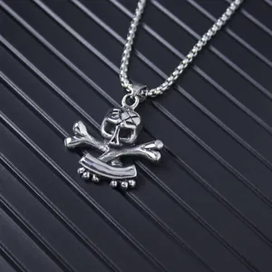 Collana teschio pirata vintage con pendente a forma di ossa incrociate e pergamena