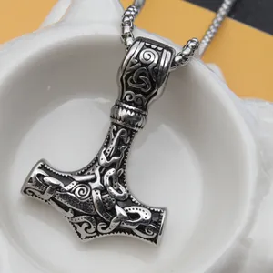 Détail macro du pendentif Marteau de Thor viking avec gravures de nœuds celtiques sur métal