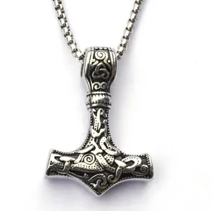 Détail du pendentif Marteau de Thor en acier inoxydable avec nœuds celtiques et chaîne box