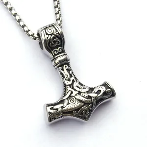 Détail du pendentif marteau de Thor avec nœuds vikings sur une chaîne carrée en acier inox