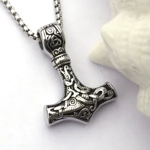 Détail macro du pendentif Marteau de Thor Mjölnir avec gravures celtiques et sa chaîne