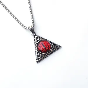Vue détaillée du pendentif œil triangulaire avec œil de dragon rouge sur chaîne argent