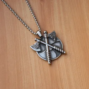 Collier avec pendentif hache et bouclier Viking en acier inoxydable sur bois