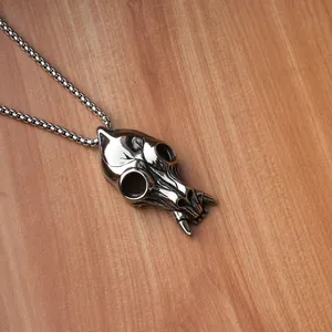 Collar retro punk de acero inoxidable con un colgante detallado de calavera de lobo