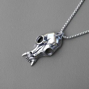 Collar de acero inoxidable pulido con colgante de calavera animal y cadena de caja