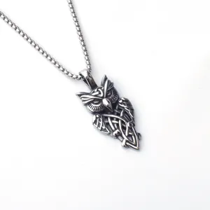 Détail du pendentif hibou avec nœuds celtiques sur chaîne en acier inoxydable de style rétro