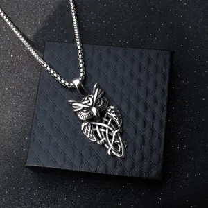 Détail du pendentif hibou argenté vintage avec nœuds celtiques et chaîne en acier