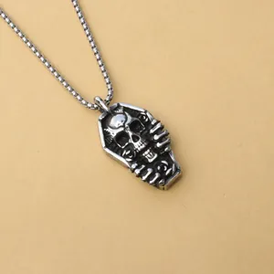 Detailansicht Sarg-Anhänger mit Totenkopf-Gravur und Edelstahlkette im Gothic-Stil