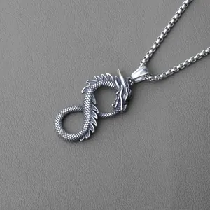 Pendentif dragon rétro en acier inoxydable avec symbole infini sur fond cuir gris