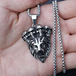 Collar de cabeza de león gótico con detalles de calavera y cadena box de acero inoxidable