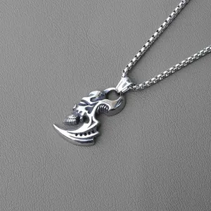 Collana con ciondolo teschio e artiglio gotico in acciaio inossidabile con catena argento