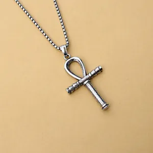 Détail du pendentif croix Ankh en argent vieilli avec fini martelé sur une chaîne maille box
