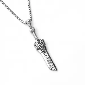 Collier épée gothique vintage avec cornes de démon et runes en acier inoxydable vieilli