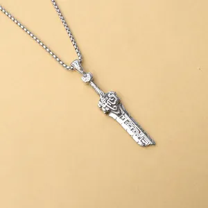 Détail macro du pendentif épée rétro en acier inoxydable avec gravures de runes