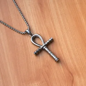 Collier pendentif croix Ankh rétro en acier inoxydable fini argent vieilli sur bois